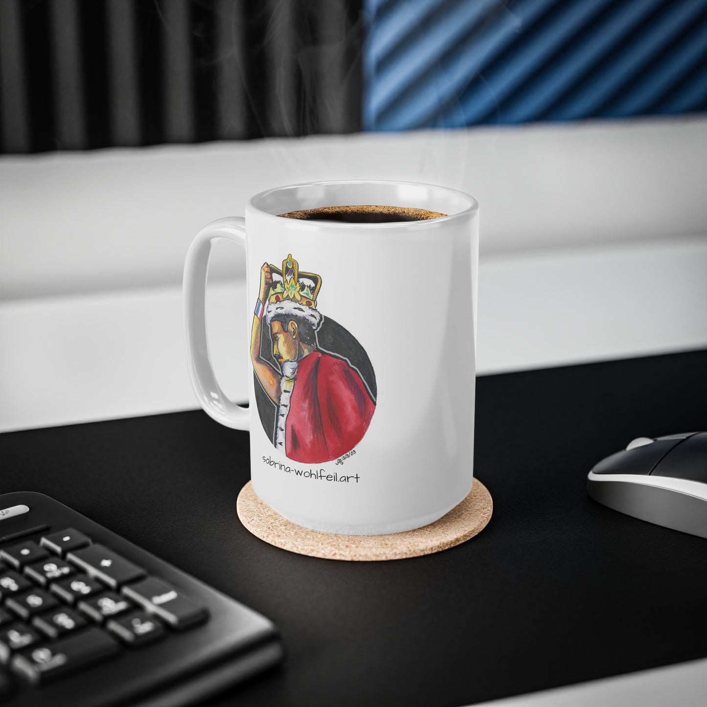 Weiße Keramiktasse mit glossy Finish und Freddie Mercury Fanart-Print, 330ml, auf Schreibtisch neben Tastatur und Maus.