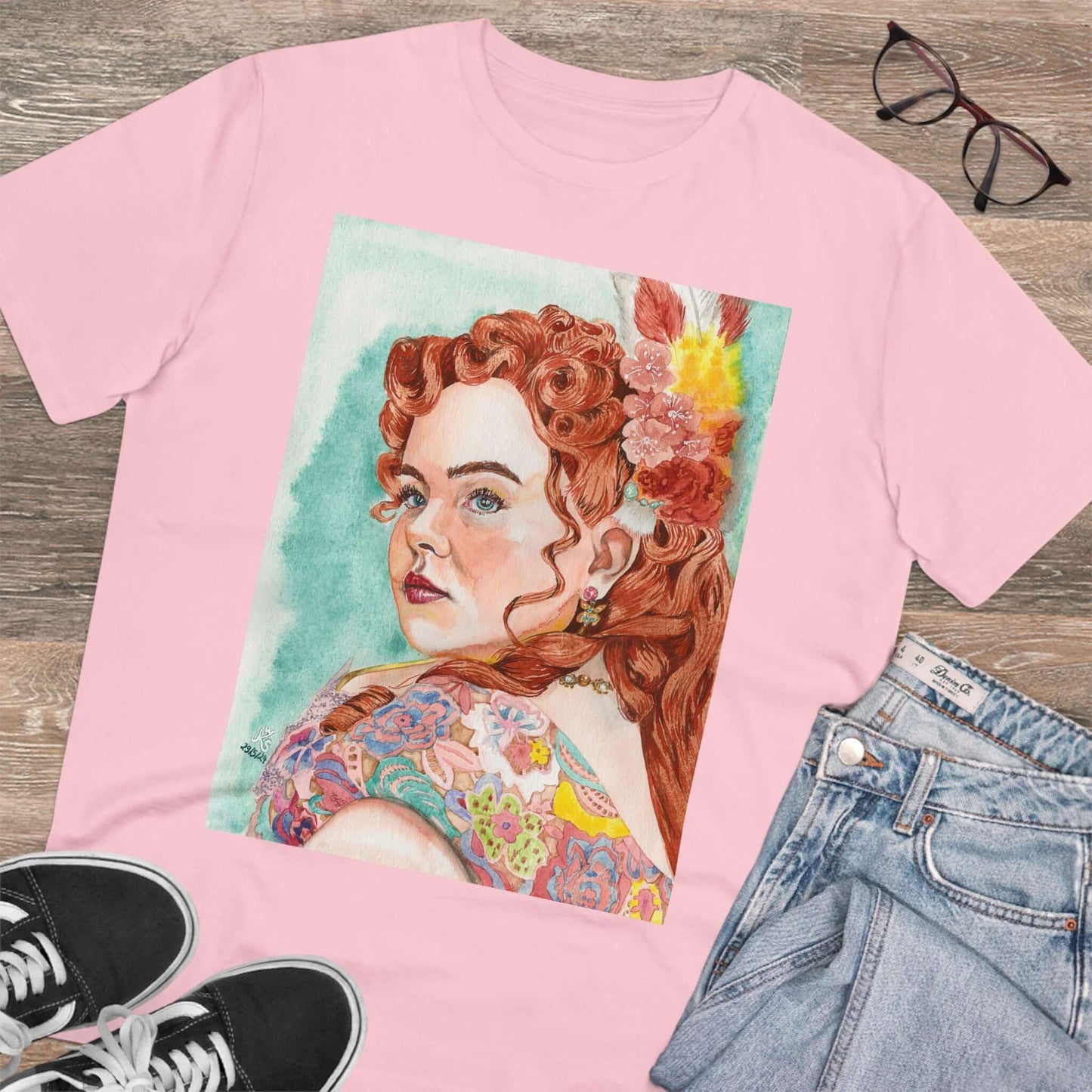 Unisex-T-Shirt "Penelope Featherington" aus 100% biologischer Baumwolle mit Aquarell-Print auf Holzuntergrund mit Brille und Jeans.