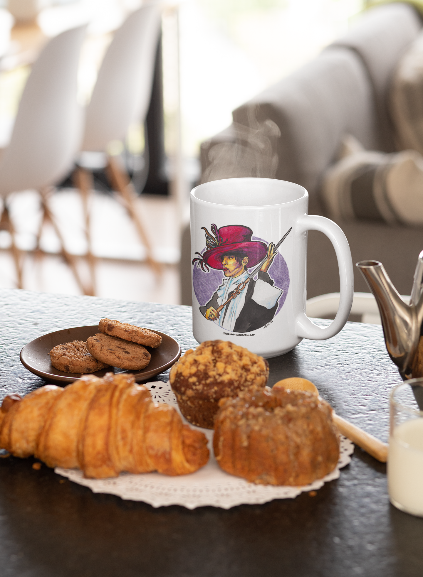 Keramiktasse mit Aquarell Print von Musiker Prince auf einem Tisch mit Croissants und Gebäck, ideal für Kaffee.