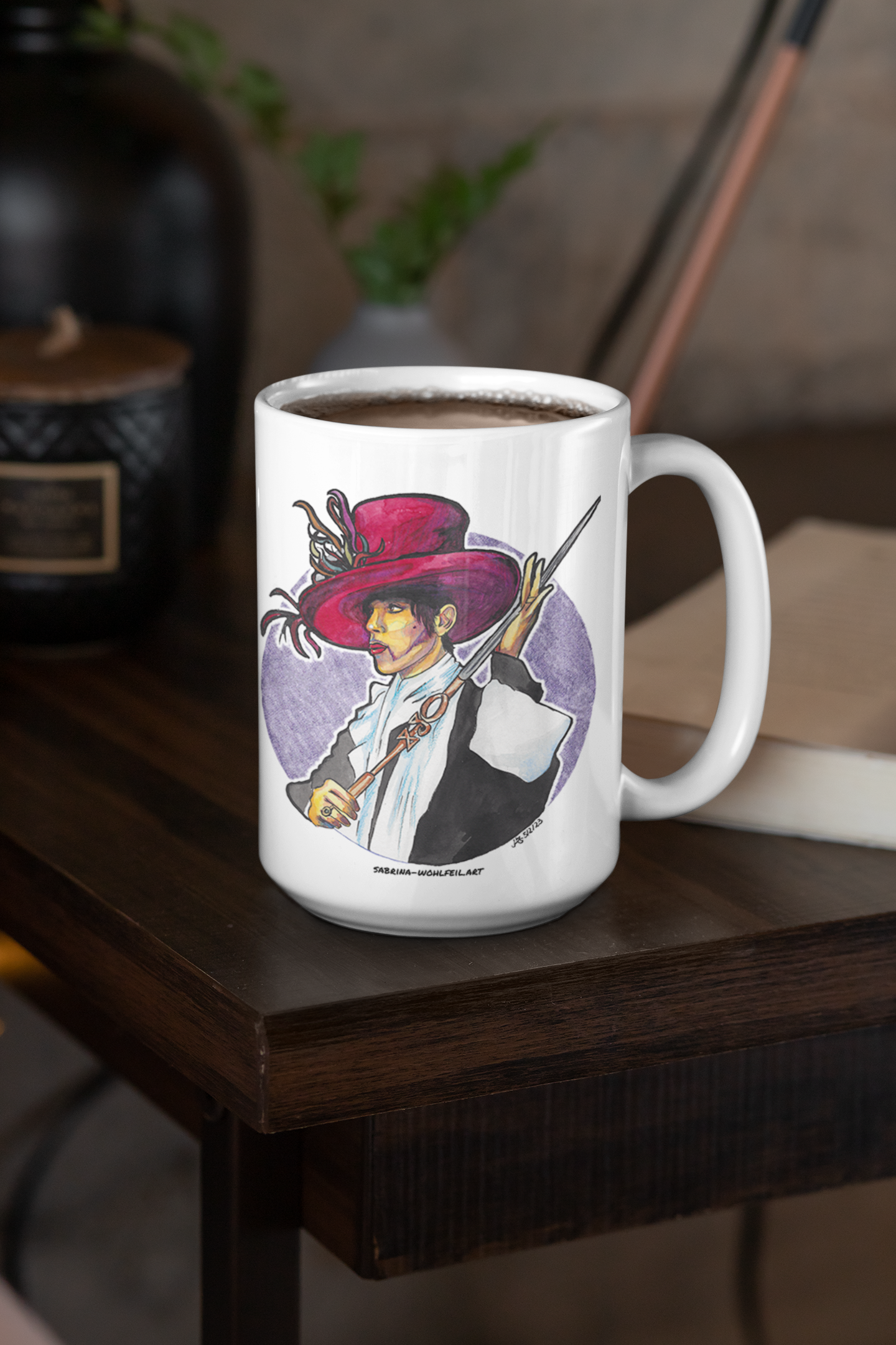 Weiße Keramiktasse mit Aquarell Porträt von Musiker Prince in ikonischem Outfit, 330ml oder 440ml Größe, auf einem Holztisch