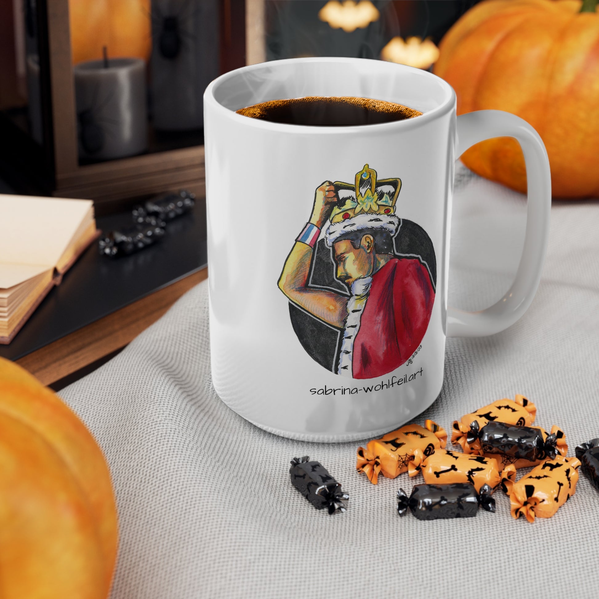 Weiße Keramiktasse mit Freddie Mercury Fanart Print, umgeben von Halloween-Dekoration, glänzende Oberfläche, C-förmiger Henkel, 330 oder 440ml