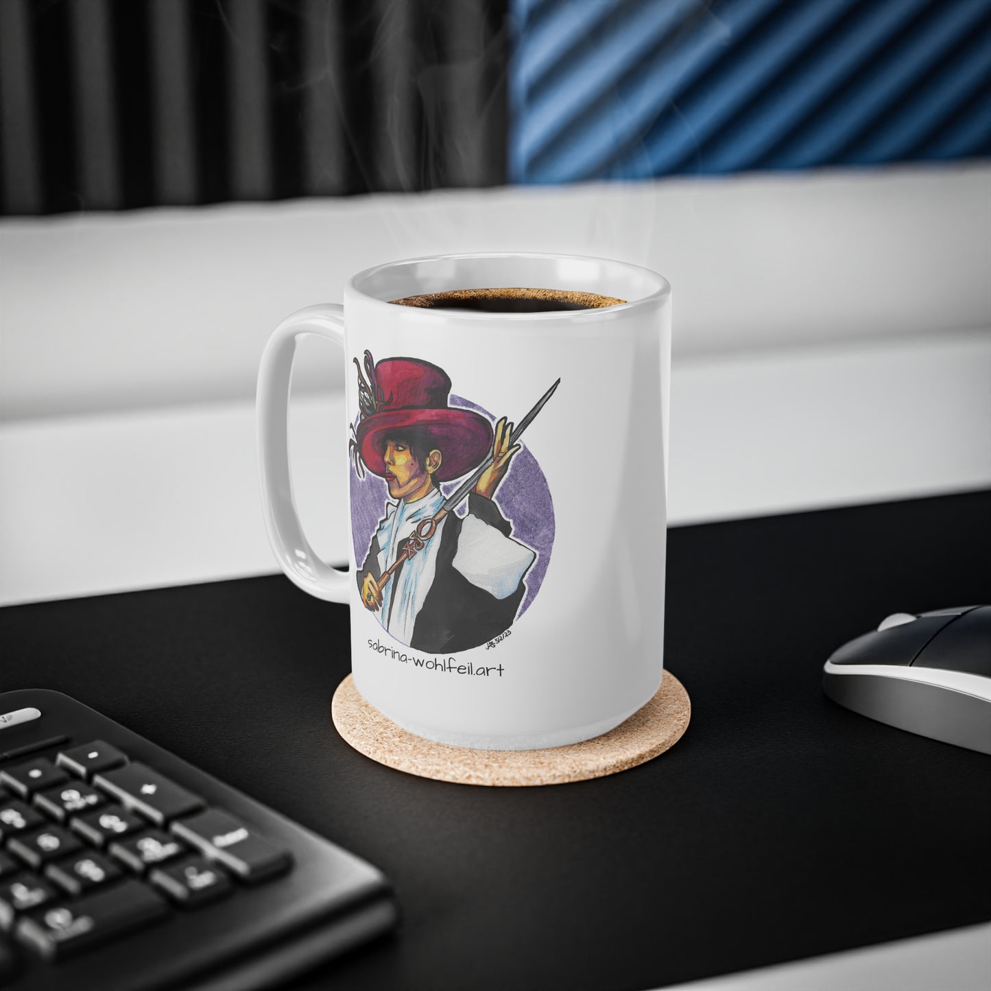 Weiße Keramiktasse mit Aquarell Print des Musikers Prince in ikonischem Outfit auf Schreibtisch mit Tastatur und Maus