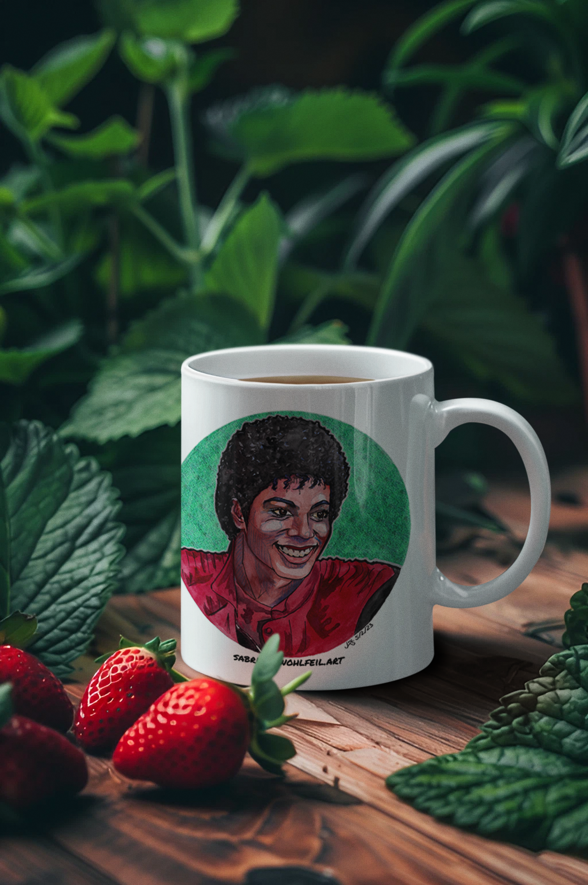 Weiße Keramiktasse mit Aquarellporträt von Michael Jackson im Garten, umgeben von Erdbeeren und Blättern.