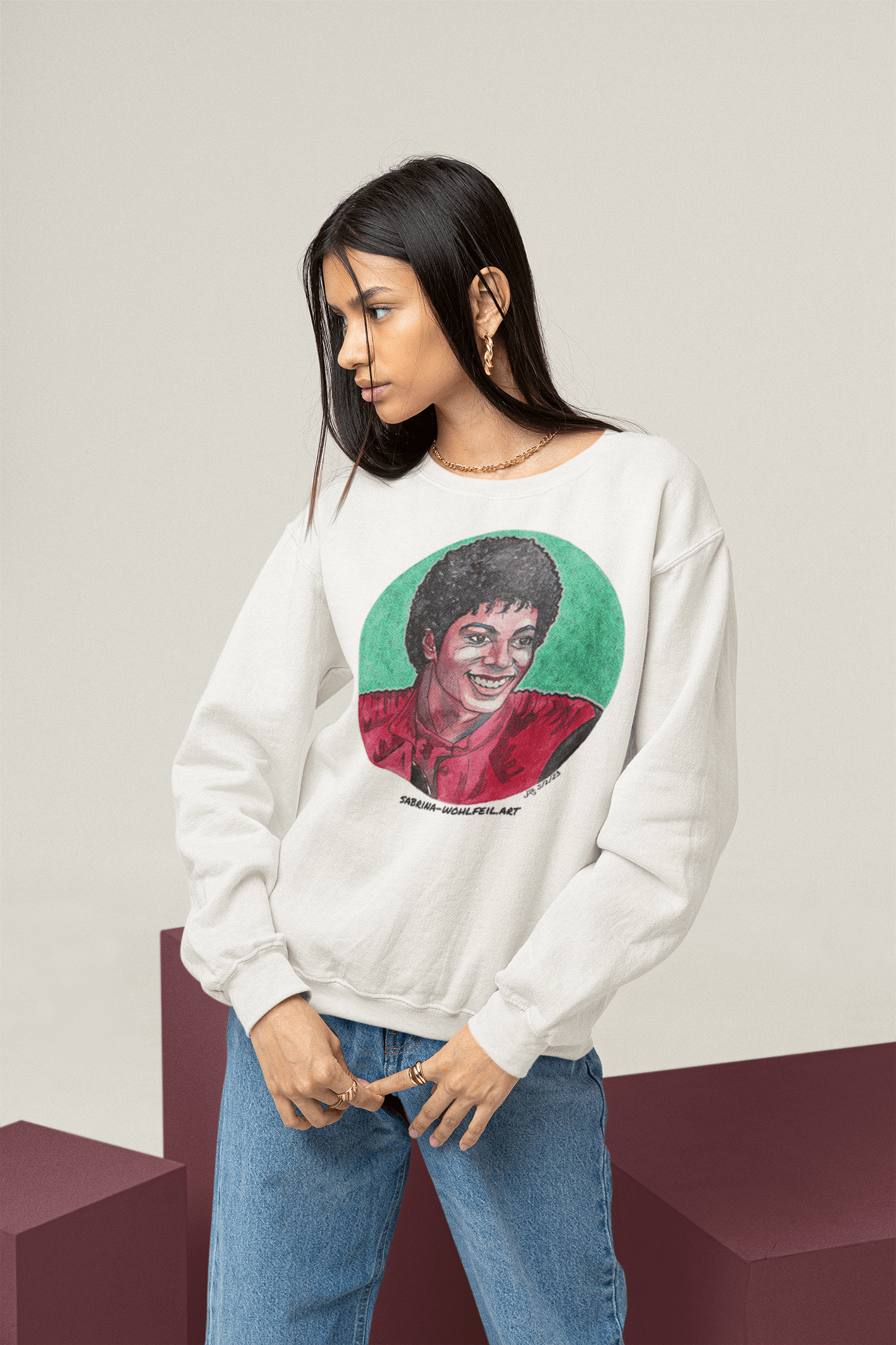 Junge Frau trägt ein klassisches Unisex Sweatshirt mit Michael Jackson Aquarell Print Comic Sketch von Künstlerin Sabrina Wohlfeil