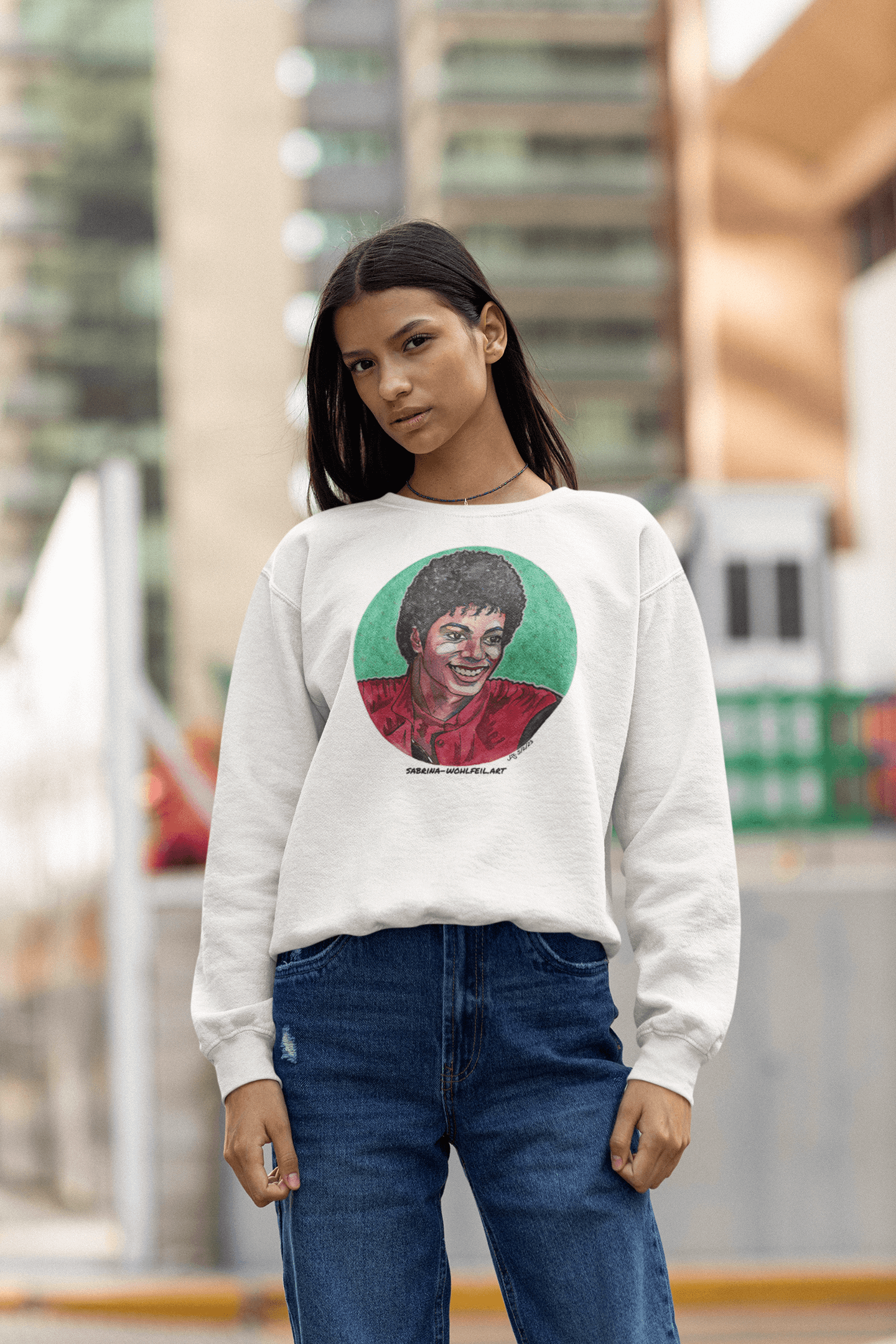 Woman wearing Michael Jackson - Aquarell Print Comic Sketch Klassisches Unisex Sweatshirt with round neckline, designed by Sabrina Wohlfeil.